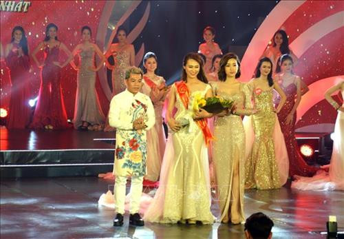 Ban Tổ chức trao giải cho nữ sinh viên mặc Áo dài tươi tắn, dáng xinh đẹp nhất. Ảnh: Đinh Văn Nhiều-TTXVN Ban Tổ chức trao giải cho nữ sinh viên mặc Áo dài tươi tắn, dáng xinh đẹp nhất. Ảnh: Đinh Văn Nhiều-TTXVN