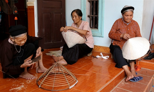 Nhiều người cao tuổi ở Gia Thanh vẫn tham gia khâu nón lá