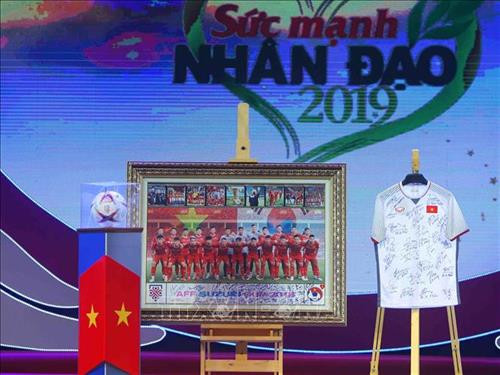 Công bố bán đấu giá món quà của Thủ tướng Nguyễn Xuân Phúc để gây quỹ từ thiện. Ảnh: Thanh Tùng-TTXVN Công bố bán đấu giá món quà của Thủ tướng Nguyễn Xuân Phúc để gây quỹ từ thiện. Ảnh: Thanh Tùng-TTXVN