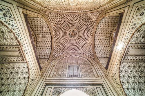 Nhảy múa: Nếu ai từng theo dõi điện ảnh Ấn Độ chắc chắn đều ấn tượng với những vũ điệu quyến rũ và lời hát truyền cảm được thể hiện trong bộ phim. Người Ấn Độ cho rằng trong phim mà không có nhảy múa thì giống như ăn cà-ri mà không có ớt, sẽ trở nên nhạt nhẽo, không hấp dẫn. Trong thực tế, mỗi vùng của Ấn Độ đều có điệu múa mang bản sắc riêng tạo nét đặc trưng cho mảnh đất này. Ảnh: Janoindia. Yoga: Yoga là một nghệ thuật cổ xưa, xuất phát từ vùng thượng du sông Hằng và các tu viện nằm dưới chân dãy Himalaya thuộc Ấn Độ. Khu vực này đều là những thành phố núi xa xôi, nhỏ bé nhưng lại thu hút không ít tín đồ yoga từ khắp nơi trên thế giới đổ về luyện tập. Ảnh: Janoindia. Thành viên tại các lớp học yoga phần nhiều là phụ nữ độc thân. Mọi người tham gia tập luyện đều có mong muốn tìm đến sự thanh tịnh trong tâm hồn. Học yoga không chỉ đơn thuần là học theo các động tác mà còn phải rèn luyện làm thế nào để gạt bỏ những suy nghĩ tiêu cực, bi quan trong lòng. Ảnh: Sikhdharma. Một tín đồ đã tập luyện yoga 16 năm tại một tu viện nổi tiếng bên sông Hằng cho biết: “Luyện yoga chính là khai thác những tố chất thần thánh nhất trong lòng của người ta, làm cho tâm hồn tràn đầy tình yêu và niềm vui”. Ảnh: Curejoy. Vẽ Henna: Henna là một loại cây có hoa được trồng tại những vùng khô hạn như châu Phi, Nam á và Bắc Australia. Henna được sử dụng làm thuốc nhuộm. Còn Henna Tattoo là tên gọi của hình thức nghệ thuật dùng Henna vẽ lên da người. Tại Ấn Độ, bạn có thể nhìn thấy những người chuyên vẽ Henna ở khắp nơi. Chỉ cần một tấm thảm trải dưới nền đất, bột Henna và những chiếc bút lông là người dân có thể hành nghề được. Ảnh: Janoindia. Không chỉ có ý nghĩa quan trọng trong những dịp lễ lớn, vẽ Henna còn là một phần không thể thiếu trong đám cưới truyền thống của người dân nơi đây. Henna là biểu tượng tình yêu giữa người vợ và chồng, người ta tin rằng nó sẽ đem lại nhiều điều may mắn. Cô dâu sẽ được vẽ tên của chú rể đan xen với những họa tiết phức tạp lên tay. Sau đó chú rể phải tìm cho ra tên mình trên bàn tay cô gái. Nếu tìm thấy, họ mới được thành thân. Ảnh: Janoindia. Theo tập tục địa phương, buổi tối trước khi cử hành hôn lễ, cô dâu bắt đầu được vẽ Hanna. Điều đặc biệt là người đặt nét vẽ đầu tiên sẽ là mẹ chồng tương lai của cô dâu. Với hình vẽ trên tay, cô dâu sẽ không phải làm bất cứ việc nhà nào và được cung phụng cho tới khi màu vẽ tự phai đi. Ảnh: Truephotography. Cricket: Bóng chày là một môn thể thao dùng gậy đánh bóng trên sân cỏ hình tròn. Nó còn tên gọi khác là bóng gậy, bản cầu hay mộc cầu...Ảnh: NYtimes. Tại Ấn Độ, cricket không chỉ là môn thể thao, mà còn là văn hóa, tấm thiệp ngoại giao của đất nước.Thậm chí người dân Ấn Độ dễ dành thiện cảm cho bất cứ quốc gia nào mang thông điệp ngoại giao đến với họ kèm theo một trận cricket. Ảnh: Janoindia. Lăng Taj Mahal: Taj Mahal là công trình kiến trúc nằm ở thành phố Agra, bang Uttar Pred.esh. Vào năm 1623, vua Shah Jahan quyết định xây dựng Taj Mahal để tưởng nhớ người vợ thứ ba, hoàng hậu Mumtaz Mahal. Bà đã qua đời khi sinh đứa con thứ 14 của họ ở tuổi 40. Khoảng 20.000 người đã làm việc suốt ngày đêm trong 22 năm (1632-1653) để hoàn tất lăng mộ khổng lồ này. Chi phí xây dựng Taj Mahal lên tới 320 triệu rupee (tương đương 1 tỷ USD thời đó). Ảnh: Wallpapers4u Đây là một trong 7 kỳ quan của thế giới, thậm chí chưa có công trình nào có thể vượt qua vẻ đẹp tuyệt diệu của lăng Taj Mahal theo đánh giá của một số sử gia phương Tây. Ảnh: Staticflickr.