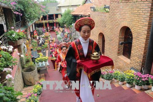 Nghi thức rước, dâng hương Đức tổ nghề Lê Công Hành - người đã có công khai sáng và phát triển nghệ thuật thêu tay ở Việt Nam. Ảnh Đặng Tuấn - TTXVN Nghi thức rước, dâng hương Đức tổ nghề Lê Công Hành - người đã có công khai sáng và phát triển nghệ thuật thêu tay ở Việt Nam. Ảnh Đặng Tuấn - TTXVN