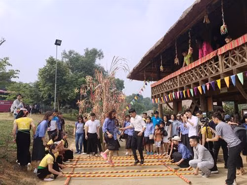 Du khách và đồng bào nhảy sạp tại buổi lễ .