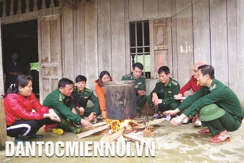 Chiến sĩ Đồn Biên phòng Cửa khẩu Nam Giang tổ chức thi nấu những món ăn truyền thống giữa các thôn bản. Ảnh: Đỗ Trưởng Cán bộ, chiến sĩ Đồn Biên phòng Đắc Pring và người dân địa phương quây quần bên nồi bánh chưng đỏ lửa trong ngày cuối năm. Ảnh: Đỗ Trưởng