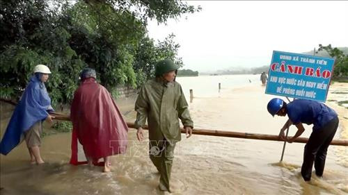 Cắm biển nguy hiểm do nước lên cao tại xã Thành Tiến, huyện miền núi Thạch Thành. Ảnh: Đình Nam-TTXVN