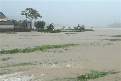 Nước lên cao làm ngập cánh đồng, đường giao thông tại huyện miền núi Thạch Thành. Ảnh: Đình Nam-TTXVN