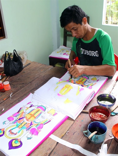 Nghệ nhân vẽ các loại tranh phục vụ tín ngưỡng thờ cúng.