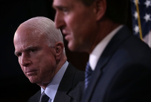 Trong ảnh (tư liệu): Chủ tịch Ủy ban Quân lực Thượng viện Mỹ, Thượng nghị sĩ John McCain (trái) trong cuộc họp báo ở thủ đô Washington ngày 4/11/2015. AFP/TTXVN