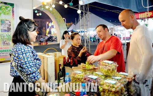 Nho là nguyên liệu để sản xuất rượu vang góp phần nâng cao giá trị cây nho Ninh Thuận. Ảnh: Lâm Bưng Du khách tham quan, thưởng thức sản phẩm được làm từ nho tại Hội chợ công thương tỉnh Ninh Thuận năm 2019. Ảnh: Nguyễn Thành