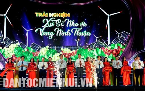 Phó Thủ tướng Vũ Đức Đam và lãnh đạo tỉnh Ninh Thuận cắt băng khai mạc Lễ hội Nho và Vang Ninh Thuận 2019 tại thành phố Phan Rang - Tháp Chàm. Ảnh: An Hiếu