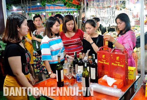 Nho là nguyên liệu để sản xuất rượu vang góp phần nâng cao giá trị cây nho Ninh Thuận. Ảnh: Lâm Bưng Du khách tham quan, thưởng thức sản phẩm được làm từ nho tại Hội chợ công thương tỉnh Ninh Thuận năm 2019. Ảnh: Nguyễn Thành