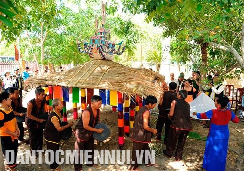 Các thầy cúng cùng gia chủ đi vòng quanh mâm lễ vật và Kago - vật phẩm hình chiếc thuyền được chạm khắc cầu kỳ từ thân gỗ nguyên khối, thể hiện sự đầy đủ mà người sống làm để dành tặng cho người chết. Ảnh: Phúc Thanh