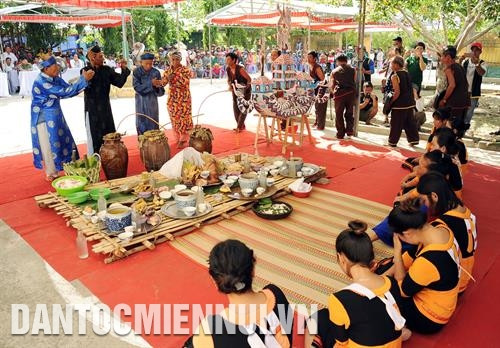 Lễ bỏ mả của đồng bào dân tộc Raglai thường diễn ra trong ba ngày. Ảnh: Phúc Thanh