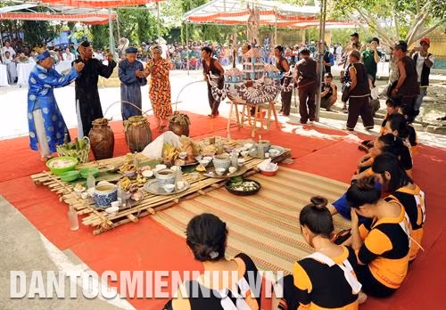 Lễ bỏ mả của đồng bào dân tộc Raglai thường diễn ra trong ba ngày. Ảnh: Phúc Thanh