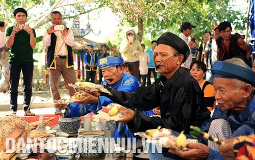 Các thầy cúng thực hiện nghi thức tiễn vong linh ngưới quá cố về với tổ tiên. Ảnh: Phúc Thanh