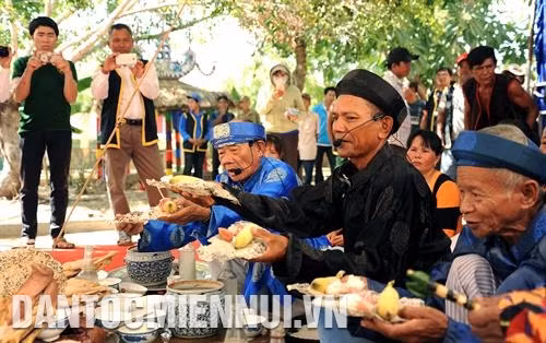 Các thầy cúng thực hiện nghi thức tiễn vong linh ngưới quá cố về với tổ tiên. Ảnh: Phúc Thanh