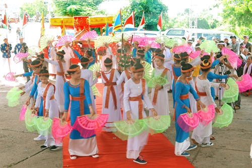 Rực rỡ sắc màu trong nghi thức thỉnh rước kiệu trang phục Nữ thần Pô Sah Inư lên tháp Pô Sah Inư.