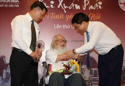 Tổng Giám đốc Thông tấn xã Việt Nam Nguyễn Đức Lợi, Chủ tịch UBND thành phố Hà Nội Nguyễn Đức Chung trao Giải thưởng Lớn - Vì tình yêu Hà Nội cho PGS.TS Nhà giáo ưu tú Nguyễn Thừa Hỷ. Ảnh: Thanh Tùng-TTXVN Tổng Giám đốc Thông tấn xã Việt Nam Nguyễn Đức Lợi, Chủ tịch UBND thành phố Hà Nội Nguyễn Đức Chung trao Giải thưởng Lớn - Vì tình yêu Hà Nội cho PGS.TS Nhà giáo ưu tú Nguyễn Thừa Hỷ. Ảnh: Thanh Tùng-TTXVN