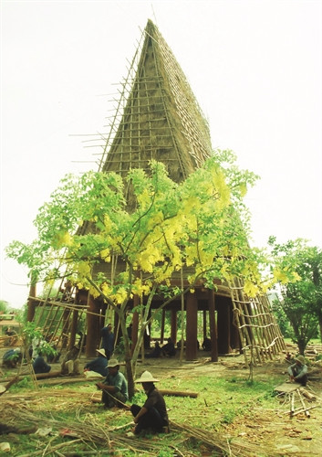 Đồng bào tập trung cùng làm nhà Rông Đồng bào tập trung cùng làm nhà Rông