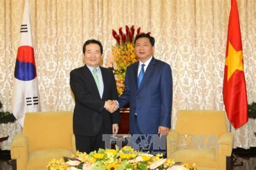 Ông Đinh La Thăng, Ủy viên Bộ Chính trị, Bí thư Thành ủy Thành phố Hồ Chí Minh tiếp Chủ tịch Quốc hội Hàn Quốc Chung Sye - kyun. Ảnh: Thanh Vũ-TTXVN Ông Đinh La Thăng, Ủy viên Bộ Chính trị, Bí thư Thành ủy Thành phố Hồ Chí Minh tiếp Chủ tịch Quốc hội Hàn Quốc Chung Sye - kyun. Ảnh: Thanh Vũ-TTXVN