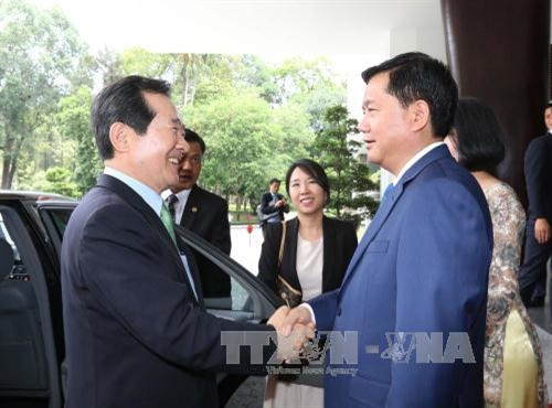 Ông Đinh La Thăng, Ủy viên Bộ Chính trị, Bí thư Thành ủy Thành phố Hồ Chí Minh đón tiếp Chủ tịch Quốc hội Hàn Quốc Chung Sye - kyun đang có chuyến thăm chính thức Việt Nam. Ảnh: Thanh Vũ-TTXVN Ông Đinh La Thăng, Ủy viên Bộ Chính trị, Bí thư Thành ủy Thành phố Hồ Chí Minh đón tiếp Chủ tịch Quốc hội Hàn Quốc Chung Sye - kyun đang có chuyến thăm chính thức Việt Nam. Ảnh: Thanh Vũ-TTXVN