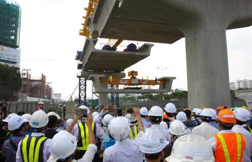 Lắp đặt dầm cầu đầu tiên của dự án xây dựng đường sắt đô thị số 1 - Thành phố Hồ Chí Minh. Ảnh: Hoàng Hải-TTXVN Lắp đặt dầm cầu đầu tiên của dự án xây dựng đường sắt đô thị số 1 - Thành phố Hồ Chí Minh. Ảnh: Hoàng Hải-TTXVN