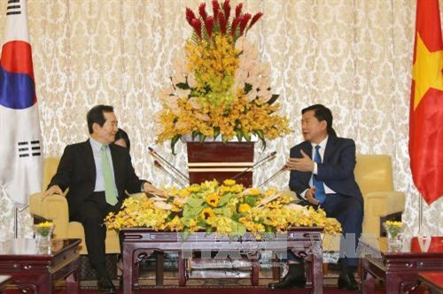 Ông Đinh La Thăng, Ủy viên Bộ Chính trị, Bí thư Thành ủy Thành phố Hồ Chí Minh tiếp Chủ tịch Quốc hội Hàn Quốc Chung Sye - kyun. Ảnh: Thanh Vũ-TTXVN Ông Đinh La Thăng, Ủy viên Bộ Chính trị, Bí thư Thành ủy Thành phố Hồ Chí Minh tiếp Chủ tịch Quốc hội Hàn Quốc Chung Sye - kyun. Ảnh: Thanh Vũ-TTXVN