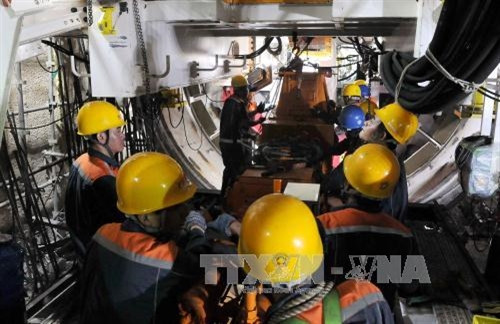 Công nhân và kỹ sư thực hiện lắp ráp các thiết bị của hệ thống đào ngầm TBM. Ảnh: An Hiếu - TTXVN Công nhân và kỹ sư thực hiện lắp ráp các thiết bị của hệ thống đào ngầm TBM. Ảnh: An Hiếu - TTXVN