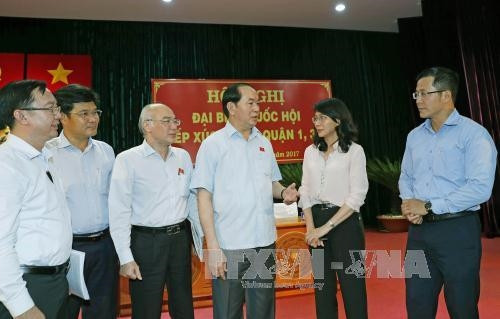 Chủ tịch nước Trần Đại Quang với các cử tri. Ảnh: Nhan Sáng-TTXVN Chủ tịch nước Trần Đại Quang với các cử tri. Ảnh: Nhan Sáng-TTXVN