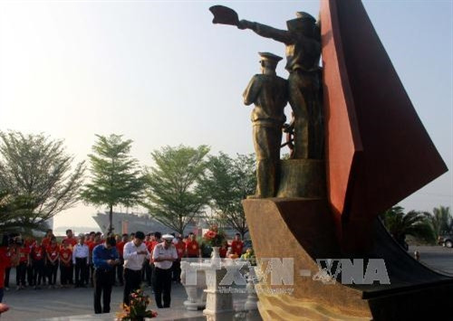 Đoàn thắp hương tượng đài các anh hùng liệt sỹ đoàn tàu không số trước khi xuất hành. Ảnh: Văn Đức - TTXVN Đoàn thắp hương tượng đài các anh hùng liệt sỹ đoàn tàu không số trước khi xuất hành. Ảnh: Văn Đức - TTXVN