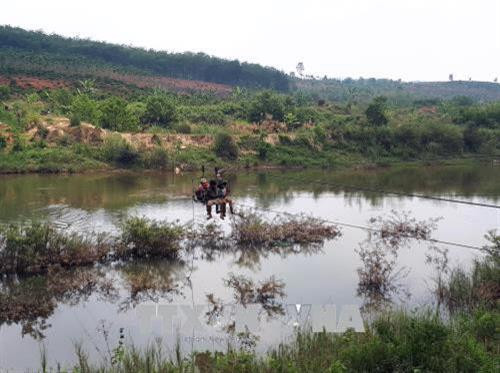 Người dân tại huyện Ngọc Hồi vượt sông bằng đu dây. Ảnh: Quang Thái - TTXVN Người dân tại huyện Ngọc Hồi vượt sông bằng đu dây. Ảnh: Quang Thái - TTXVN
