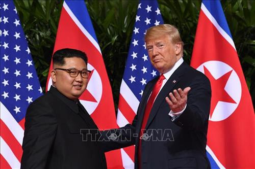 Tổng thống Mỹ Donald Trump (phải) và nhà lãnh đạo Triều Tiên Kim Jong-un tại Hội nghị thượng đỉnh Mỹ- Triều ở Singapore ngày 12/6. Ảnh: AFP/ TTXVN Tổng thống Mỹ Donald Trump (phải) và nhà lãnh đạo Triều Tiên Kim Jong-un tại Hội nghị thượng đỉnh Mỹ- Triều ở Singapore ngày 12/6. Ảnh: AFP/ TTXVN