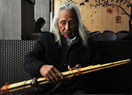 Ông Lò Văn Biến với chiếc khèn bè, dụng cụ âm nhạc đặc trưng của người Thái. Ông Lò Văn Biến với chiếc khèn bè, dụng cụ âm nhạc đặc trưng của người Thái.