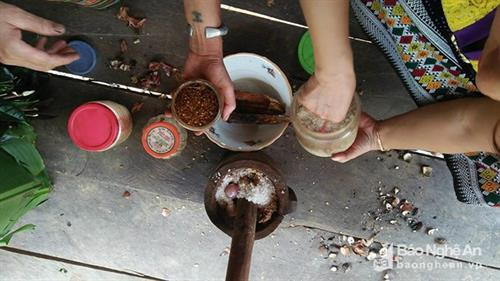 Thuộc địa phận 3 xã Nậm Giải, Châu Kim và Châu Thôn, huyện Quế Phong (Nghệ An) dốc Bù Chồng Cha mang vẻ đẹp bí ẩn riêng có. Những ngày này, Bù Chồng Cha đón rất nhiều phượt thủ lên đây vui Tết Độc lập cùng dân bản. Ảnh: Thò Cường Người dân làm cầu thang dẫn khách lên bãi bằng trên đỉnh Bù Chồng Cha thưởng thức những món đặc sản và các hoạt động vui Tết Độc lập. Ảnh: Thò Cường Mua gà về ăn Tết. Ảnh: Thò Cường Mổ lợn đón khách đến bản vui Tết. Ảnh: Thò Cường Chế biến món chẻo từ cá nướng, muối, hành, ớt, mặc khẻn... để chấm măng nứa - món ngon không thể thiếu trong mâm cỗ đón Tết Độc lập. Ảnh: Thò Cường Uống rượu cần, múa lăm vông bên lửa trại bập bùng. Ảnh: Thò Cường Lên Bù Chồng Cha đón Tết Độc lập, du khách sẽ có ấn tượng khó quên với cảnh sắc, khí hậu và tình người nồng hậu nơi đây. Ảnh: Thò Cường Thuộc địa phận 3 xã Nậm Giải, Châu Kim và Châu Thôn, huyện Quế Phong (Nghệ An) dốc Bù Chồng Cha mang vẻ đẹp bí ẩn riêng có. Những ngày này, Bù Chồng Cha đón rất nhiều phượt thủ lên đây vui Tết Độc lập cùng dân bản. Ảnh: Thò Cường Người dân làm cầu thang dẫn khách lên bãi bằng trên đỉnh Bù Chồng Cha thưởng thức những món đặc sản và các hoạt động vui Tết Độc lập. Ảnh: Thò Cường Mua gà về ăn Tết. Ảnh: Thò Cường Mổ lợn đón khách đến bản vui Tết. Ảnh: Thò Cường Chế biến món chẻo từ cá nướng, muối, hành, ớt, mặc khẻn... để chấm măng nứa - món ngon không thể thiếu trong mâm cỗ đón Tết Độc lập. Ảnh: Thò Cường Uống rượu cần, múa lăm vông bên lửa trại bập bùng. Ảnh: Thò Cường Lên Bù Chồng Cha đón Tết Độc lập, du khách sẽ có ấn tượng khó quên với cảnh sắc, khí hậu và tình người nồng hậu nơi đây. Ảnh: Thò Cường