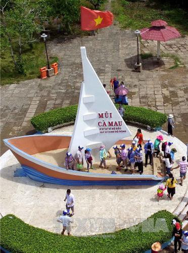 Tiểu cảnh panô với hình tượng con tàu và cánh buồm luôn căng gió ra biển với dòng chữ “Mũi Cà Mau”, tọa độ: 80 37’30” vĩ Bắc, 1040 43’ kinh đông tại Khu Công viên văn hóa – Du lịch Mũi Cà Mau. Ảnh: An Hiếu – TTXVN