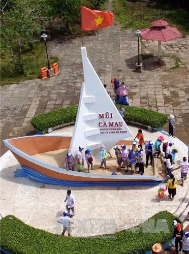 Tiểu cảnh panô với hình tượng con tàu và cánh buồm luôn căng gió ra biển với dòng chữ “Mũi Cà Mau”, tọa độ: 80 37’30” vĩ Bắc, 1040 43’ kinh đông tại Khu Công viên văn hóa – Du lịch Mũi Cà Mau. Ảnh: An Hiếu – TTXVN