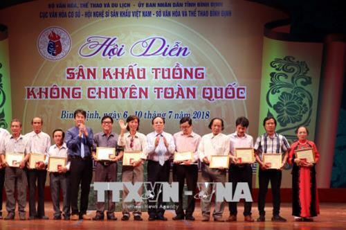 Trao Huy chương Vàng cho 10 trích đoạn của 10 đoàn nghệ thuật trong Hội diễn sân khấu tuồng không chuyên toàn quốc 2018. Ảnh: Nguyên Linh-TTXVN Trao Huy chương Vàng cho 10 trích đoạn của 10 đoàn nghệ thuật trong Hội diễn sân khấu tuồng không chuyên toàn quốc 2018. Ảnh: Nguyên Linh-TTXVN