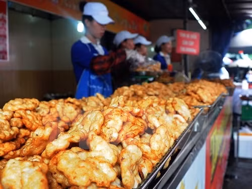 Miếng chả mực rán xong có màu vàng ruộm, thơm, giòn và vẫn giữ được vị mực tươi