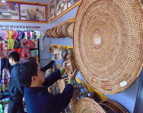 Người dân và du khách lựa chọn và mua những sản vật nổi tiếng của đồng bào Quế Phong. Người dân và du khách lựa chọn và mua những sản vật nổi tiếng của đồng bào Quế Phong.