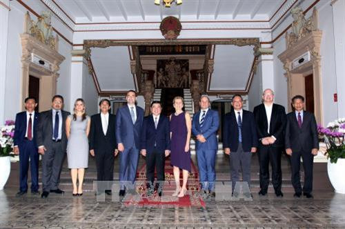 Chiều 4/12/2017, Chủ tịch UBND Thành phố Hồ Chí Minh Nguyễn Thành Phong tiếp Đoàn đại biểu bang Ontario (Canada) do bà Kathleen Wynne, Thủ hiến bang Ontario dẫn đầu đang có chuyến thăm và làm việc tại Việt Nam. Ảnh: Thanh Vũ-TTXVN. Chiều 4/12/2017, Chủ tịch UBND Thành phố Hồ Chí Minh Nguyễn Thành Phong tiếp Đoàn đại biểu bang Ontario (Canada) do bà Kathleen Wynne, Thủ hiến bang Ontario dẫn đầu đang có chuyến thăm và làm việc tại Việt Nam. Ảnh: Thanh Vũ-TTXVN.