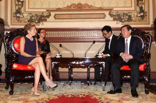 Chủ tịch UBND Thành phố Hồ Chí Minh Nguyễn Thành Phong tiếp Đoàn đại biểu bang Ontario (Canada) do bà Kathleen Wynne, Thủ hiến bang Ontario dẫn đầu đang có chuyến thăm và làm việc tại Việt Nam. Ảnh: Thanh Vũ-TTXVN. Chủ tịch UBND Thành phố Hồ Chí Minh Nguyễn Thành Phong tiếp Đoàn đại biểu bang Ontario (Canada) do bà Kathleen Wynne, Thủ hiến bang Ontario dẫn đầu đang có chuyến thăm và làm việc tại Việt Nam. Ảnh: Thanh Vũ-TTXVN.