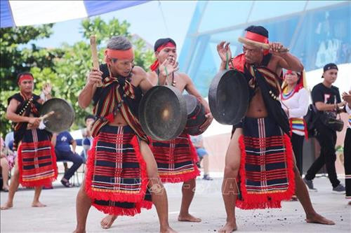 Nghệ nhân trình diễn đấu chiêng của đồng bào Cor. Ảnh: Trần Lê Lâm - TTXVN