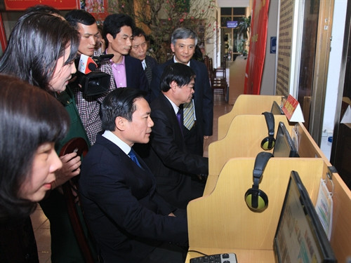 Các đại biểu thăm gian trưng bày báo điện tử.Ảnh: Thu Hằng – TTXVN. Các đại biểu thăm gian trưng bày báo điện tử.Ảnh: Thu Hằng – TTXVN.