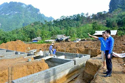 Lãnh đạo Tỉnh đoàn kiểm tra, đôn đốc tiến độ thi công các hạng mục của dự án Làng Thanh niên lập nghiệp ở Bình An (Lâm Bình). Ảnh: Nguồn baotuyenquang.com.vn