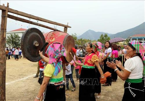 Du khách cùng người dân địa phương tham gia chơi Trống và Chiêng. Ảnh: Quý Trung – TTXVN Môn thi đẩy gậy tại lễ hội. Ảnh: Quý Trung - TTXVN Phần thi môn kéo co tại lễ hội. Ảnh: Quý Trung - TTXVN Các đội trình bày phần thi ẩm thực với các món ăn dân tộc. Ảnh: Quý Trung – TTXVN Ban tổ chức chấm thi ở nội dung ẩm thực của các xã tham dự tại lễ hội. Ảnh: Quý Trung – TTXVN Các vận động viên tham gia thi trò chơi Tó Má Lẹ, một trong những trò chơi dân gian dành cho nữ. Ảnh: Quý Trung - TTXVN Môn thi đẩy gậy tại lễ hội. Ảnh: Quý Trung - TTXVN Phần thi môn kéo co của các vận động viên của các xã tham dự. Ảnh: Quý Trung - TTXVN Du khách cùng người dân địa phương tham gia chơi Trống và Chiêng. Ảnh: Quý Trung – TTXVN Môn thi đẩy gậy tại lễ hội. Ảnh: Quý Trung - TTXVN Phần thi môn kéo co tại lễ hội. Ảnh: Quý Trung - TTXVN Các đội trình bày phần thi ẩm thực với các món ăn dân tộc. Ảnh: Quý Trung – TTXVN Ban tổ chức chấm thi ở nội dung ẩm thực của các xã tham dự tại lễ hội. Ảnh: Quý Trung – TTXVN Các vận động viên tham gia thi trò chơi Tó Má Lẹ, một trong những trò chơi dân gian dành cho nữ. Ảnh: Quý Trung - TTXVN Môn thi đẩy gậy tại lễ hội. Ảnh: Quý Trung - TTXVN Phần thi môn kéo co của các vận động viên của các xã tham dự. Ảnh: Quý Trung - TTXVN