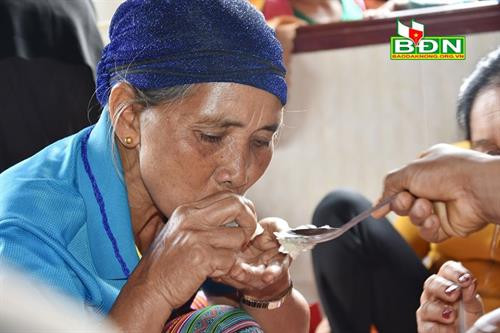Người thân ăn cơm thịt cho cô dâu - chú rể mời Người thân ăn cơm thịt cho cô dâu - chú rể mời
