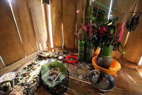 Mâm thờ cúng tổ tiên của đồng bào dân tộc Kháng. Ảnh: Phan Tuấn Anh - TTXVN