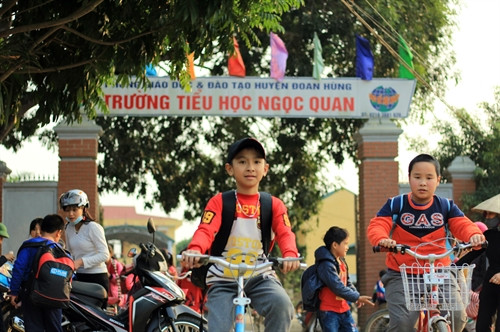Con em đồng bào Cao Lan ở làng Ngọc Tân được học tập, sinh hoạt trong những ngôi trường khang trang, đạt chuẩn quốc gia