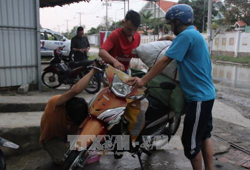 Các thành viên Câu lạc bộ sửa xe miễn phí Thanh Niên đang sửa xe cho người dân. Ảnh: Xuân Dự - TTXVN Các thành viên Câu lạc bộ sửa xe miễn phí Thanh Niên đang sửa xe cho người dân. Ảnh: Xuân Dự - TTXVN