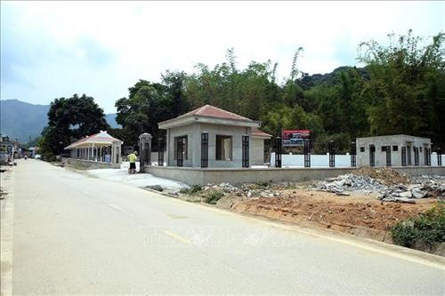 Các công trình đang được xây dựng mới ở xã Mường Phăng. Ảnh: Phan Tuấn Anh - TTXVN Các công trình đang được xây dựng mới ở xã Mường Phăng. Ảnh: Phan Tuấn Anh - TTXVN