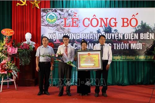 Lãnh đạo xã Mường Phăng đón Chứng nhận đạt chuẩn Nông thôn mới. Ảnh: Phan Tuấn Anh - TTXVN Lãnh đạo xã Mường Phăng đón Chứng nhận đạt chuẩn Nông thôn mới. Ảnh: Phan Tuấn Anh - TTXVN